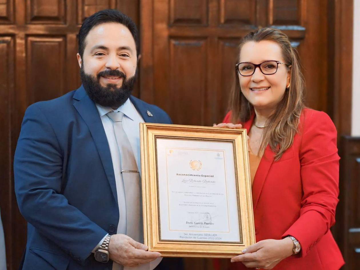 Secretaría de la Mujer premia a Luis Redondo, pese a tener denuncias por manutención y misoginia