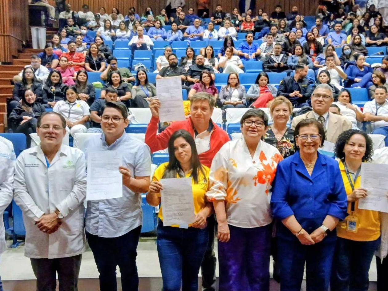Salud entrega 180 acuerdos de permanencia a empleados del Hospital Escuela