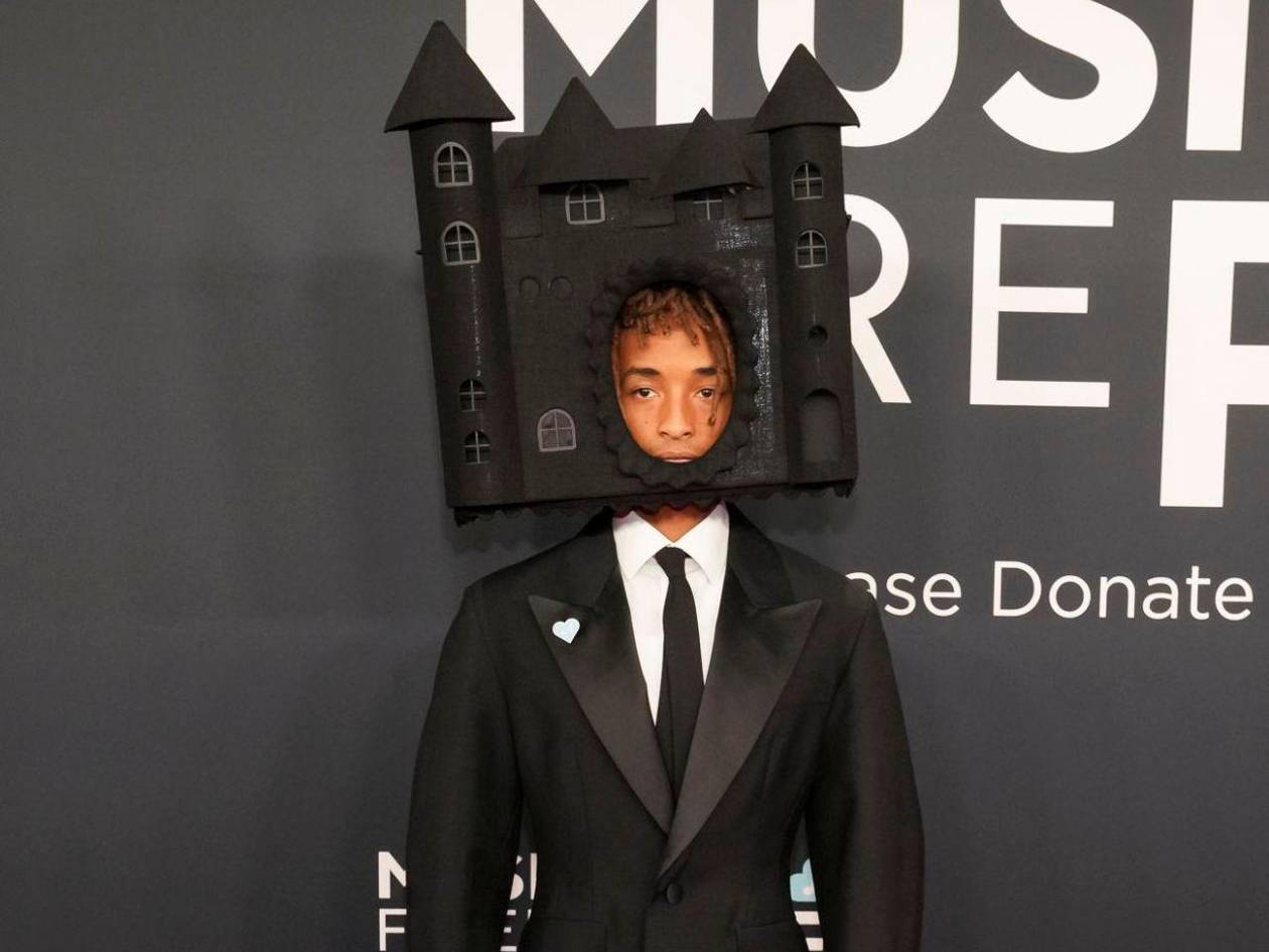 Grammy: Jaden Smith desata furor al llegar con un castillo en la cabeza