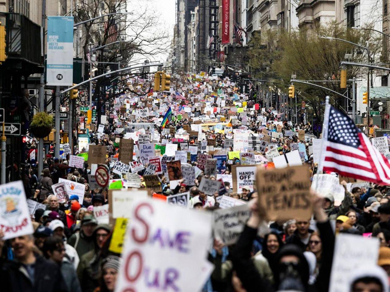 Miles protestan contra las políticas de Donald Trump