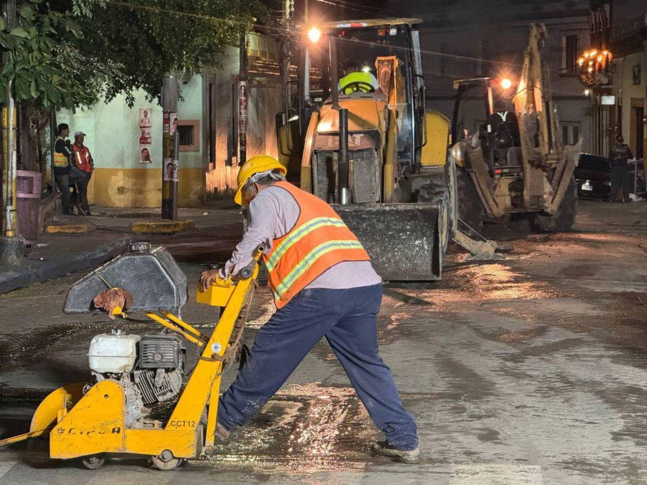 Ejecutan bacheo nocturno en la avenida Colón del centro de Tegucigalpa
