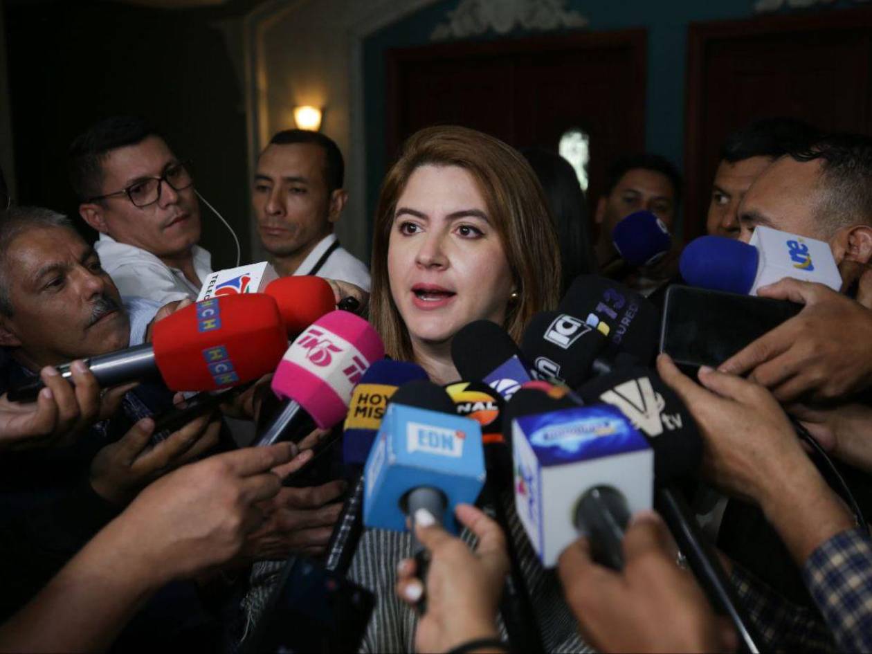 Partidos de oposición expresan respaldo a Cossette López tras polémica reunión con las FF AA