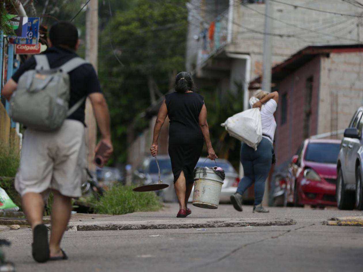 Evacuadas 27 familias por deslizamientos en zonas de alto riesgo de Tegucigalpa