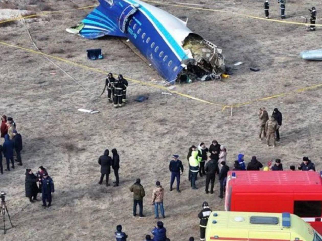 Más de 30 pasajeros podrían haber muerto en accidente de avión azerbaiyano en Kazajistán