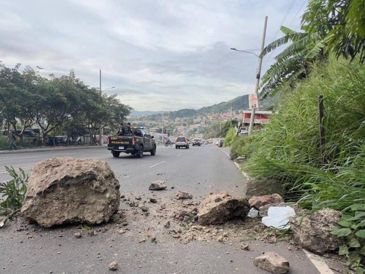Enormes rocas caen sobre el Anillo Periférico y entorpecen el paso vehicular