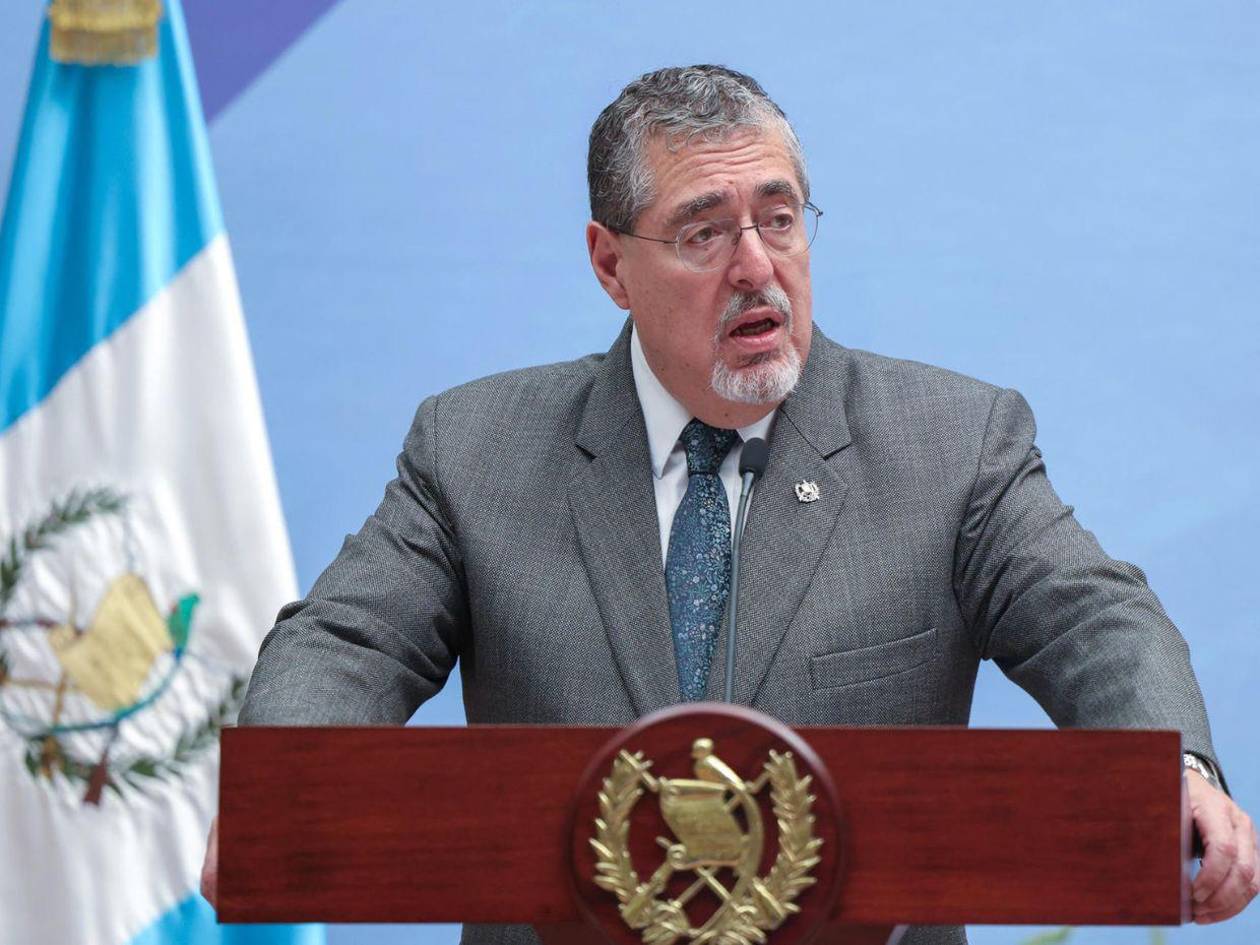Presidente de Guatemala solicita la destitución de juez que promovió su salida del cargo