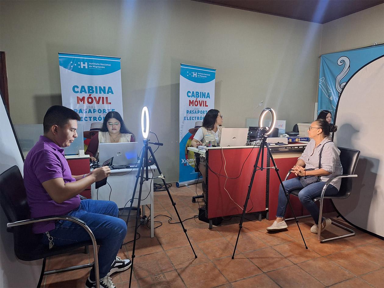 Instituto de Migración facilita emisión de pasaportes en el país, gracias a las cabinas móviles