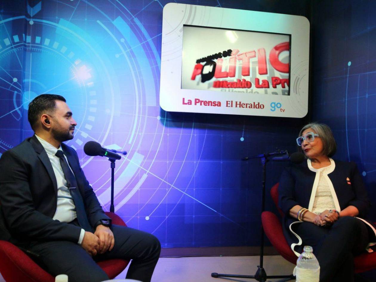 ¿Por qué sueña con conducir un Bugatti y por qué usa lentes de colores? Maribel Espinoza se confiesa en “Hablemos de Política”