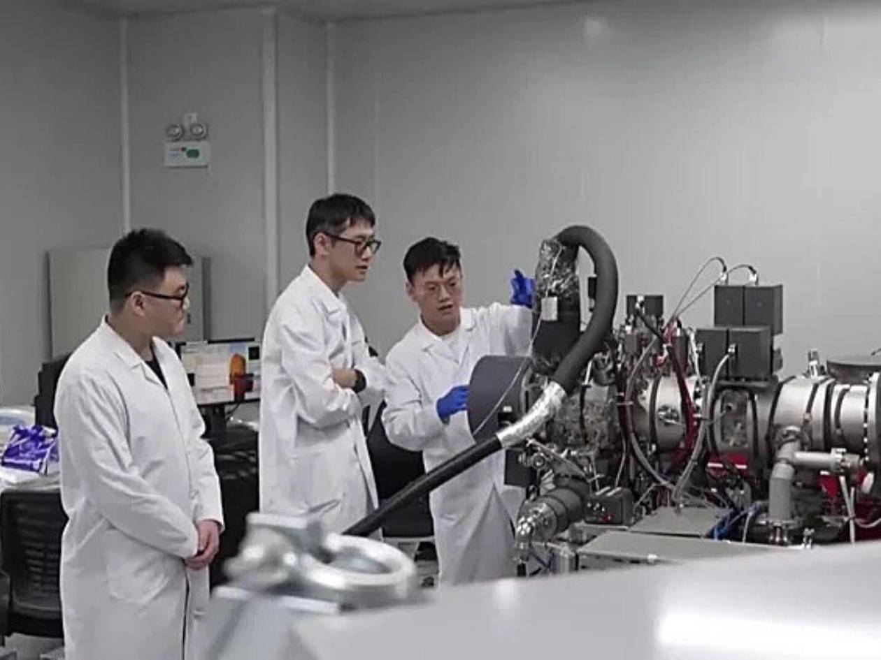 China descubre minerales oxidantes en muestras lunares, revisando su historia geológica