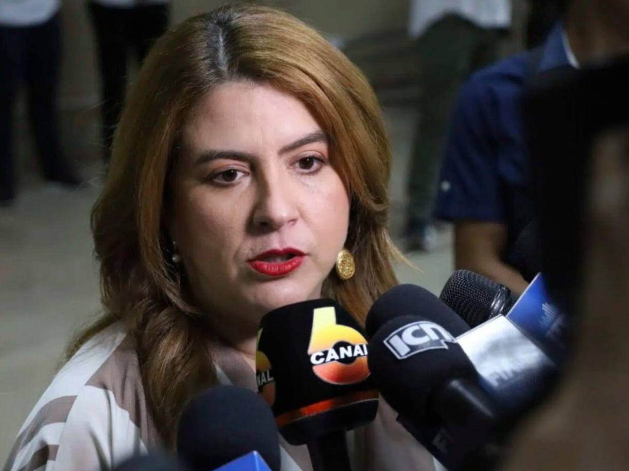 Cossette López agradece apoyo de manifestantes en el CNE: Ustedes me fortalecen