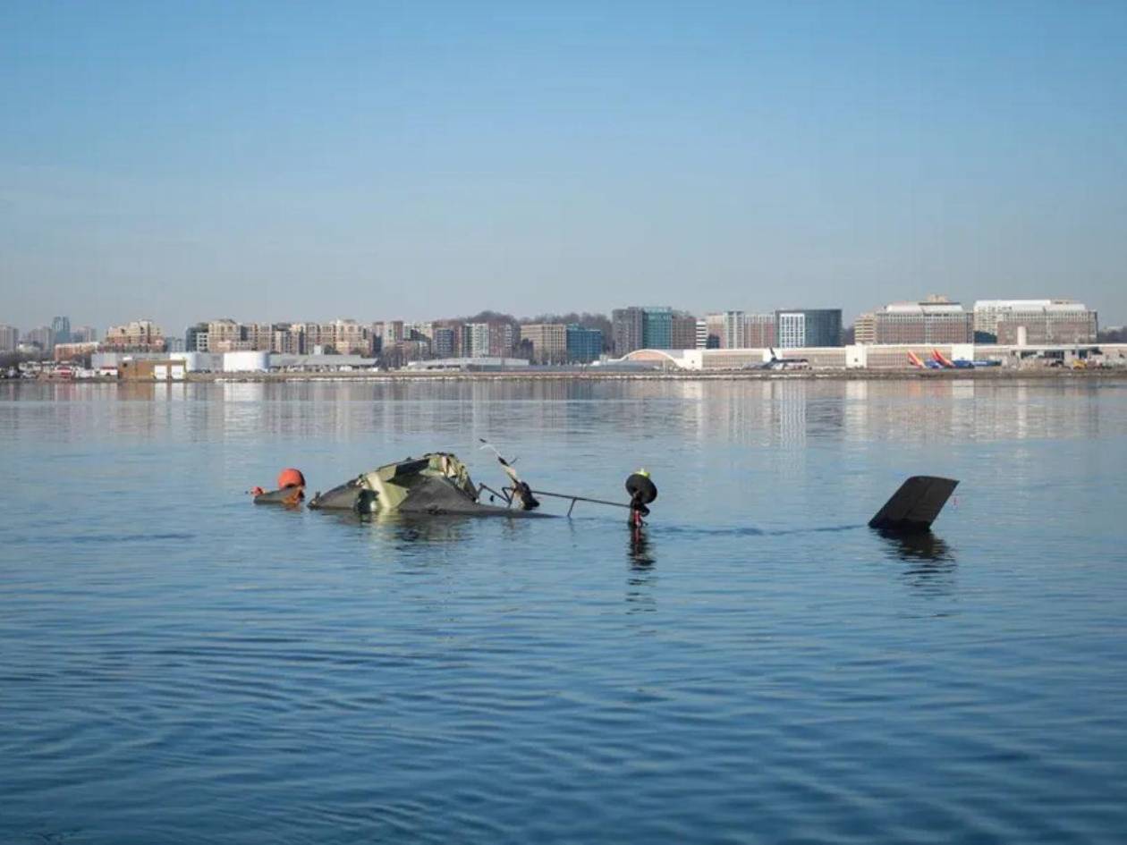 Recuperan caja negra de avión accidentado en Washington; buscan a 14 desaparecidos