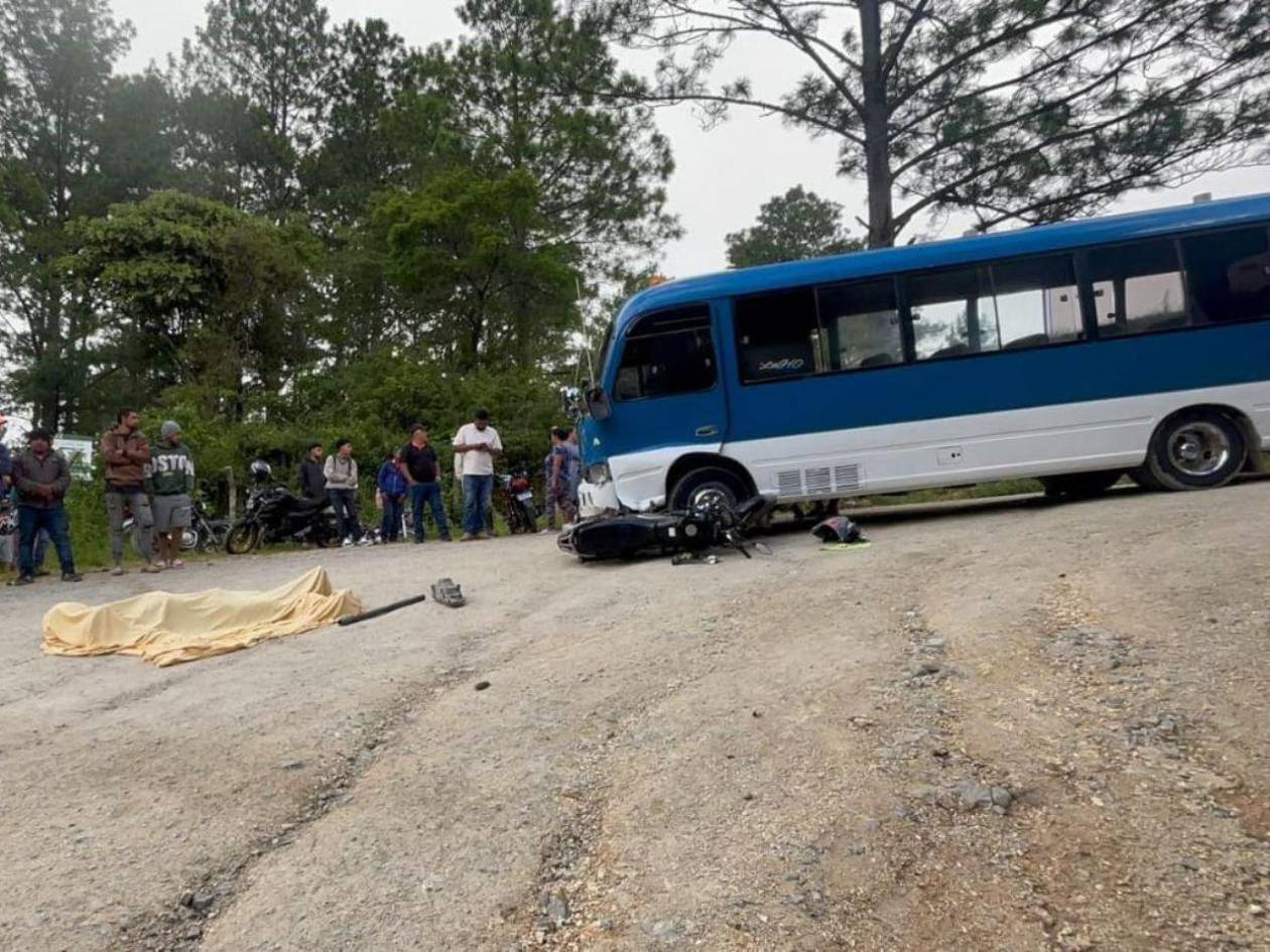 Joven muere en accidente entre bus y motocicleta en carretera hacia La Tigra
