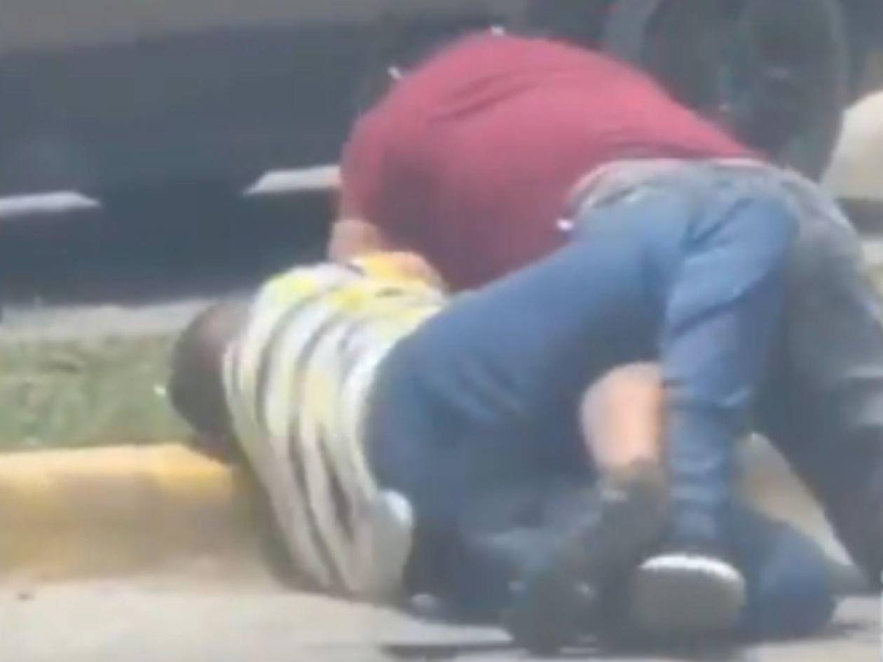 Hombres se van a los golpes en un semáforo de Chamalecón