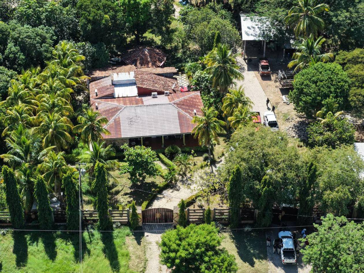 Aseguran 45 bienes a familia y socios del alcalde de El Triunfo, vinculados a grupo criminal “Los Castillos”