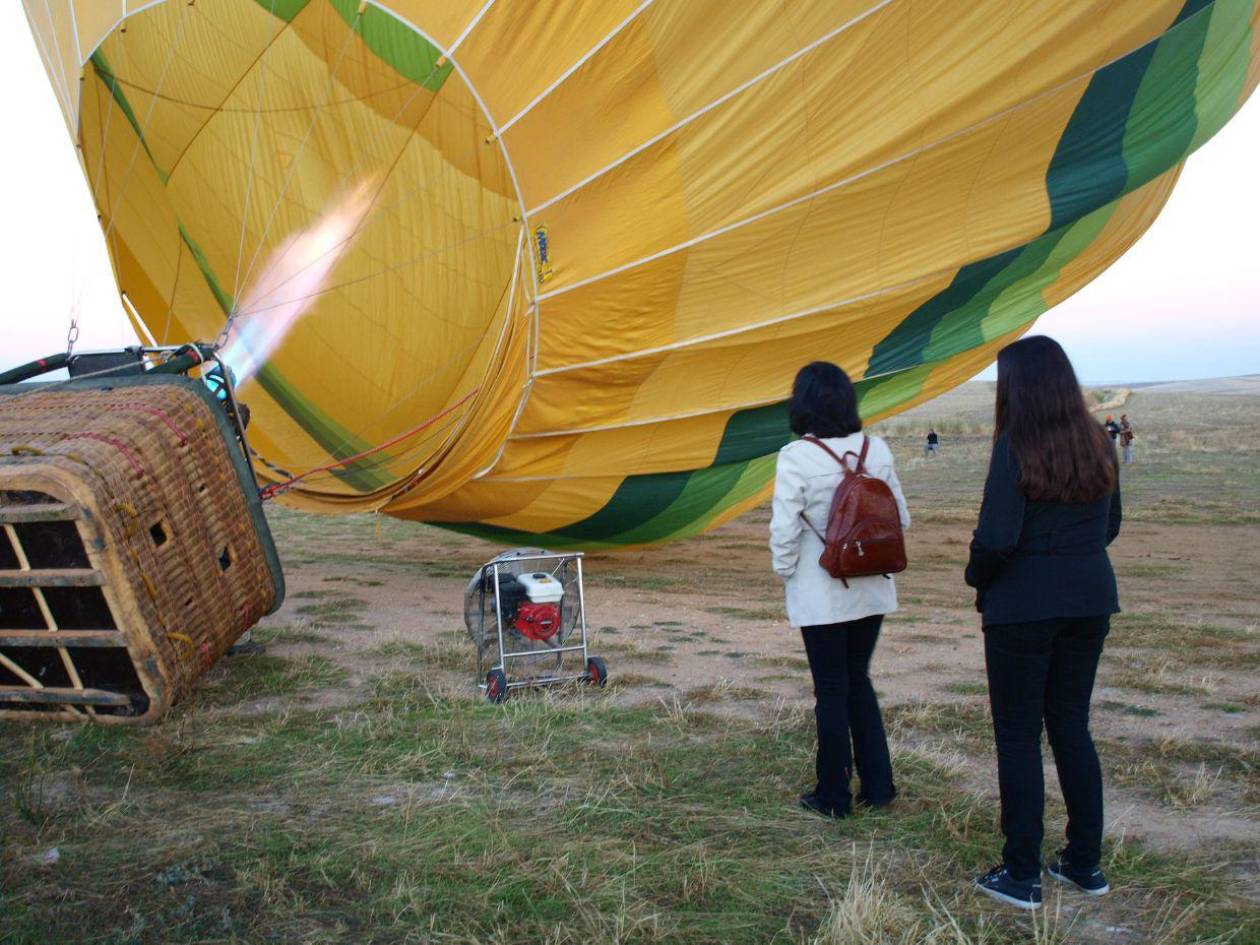 Mujer embarazada muere al caer globo aerostático con unas 30 personas a bordo en Brasil
