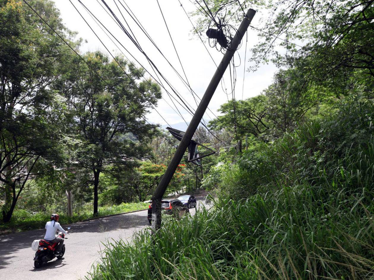 Postes del tendido eléctrico sobrecargados ponen en riesgo a los capitalinos