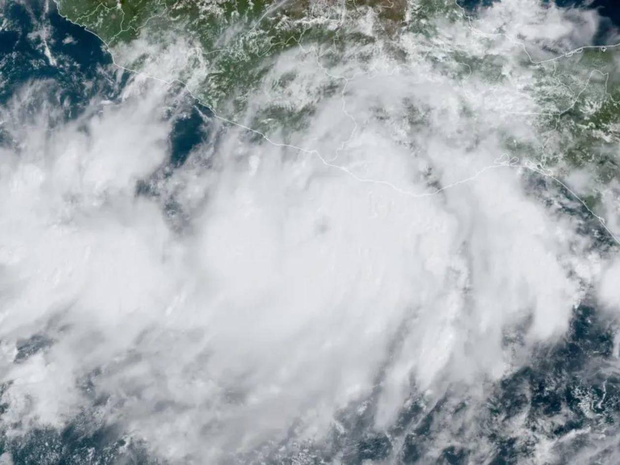 John se intensifica a huracán  categoría 2 y anticipa su impacto en México