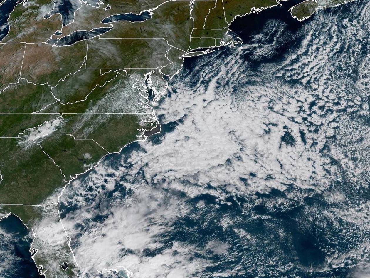 Imelda cae a categoría 1 tras azotar las Bermudas y causar daños en Carolina del Norte