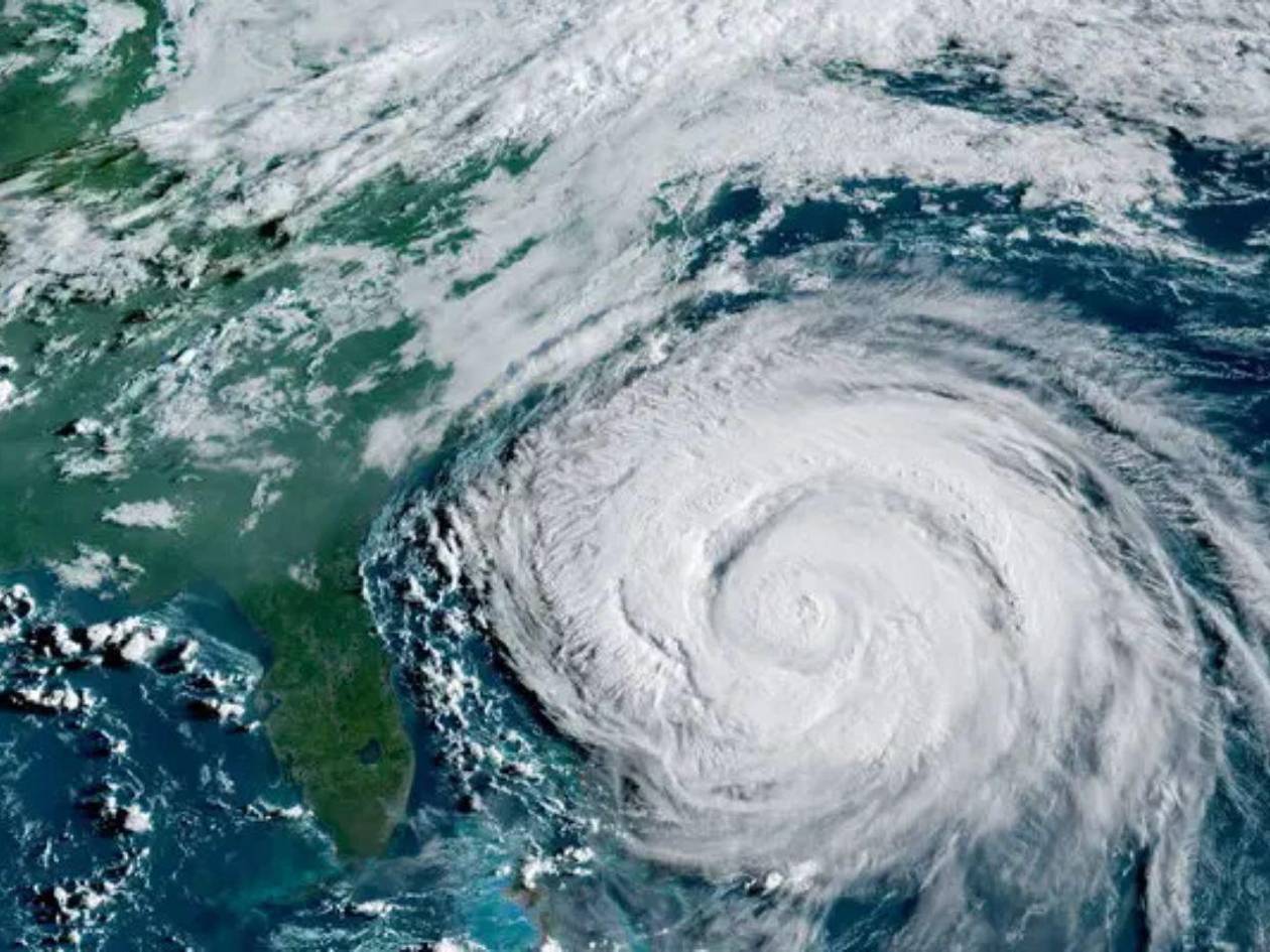 El huracán Erin se aleja de Carolina del Norte; mantiene en alerta a EE UU