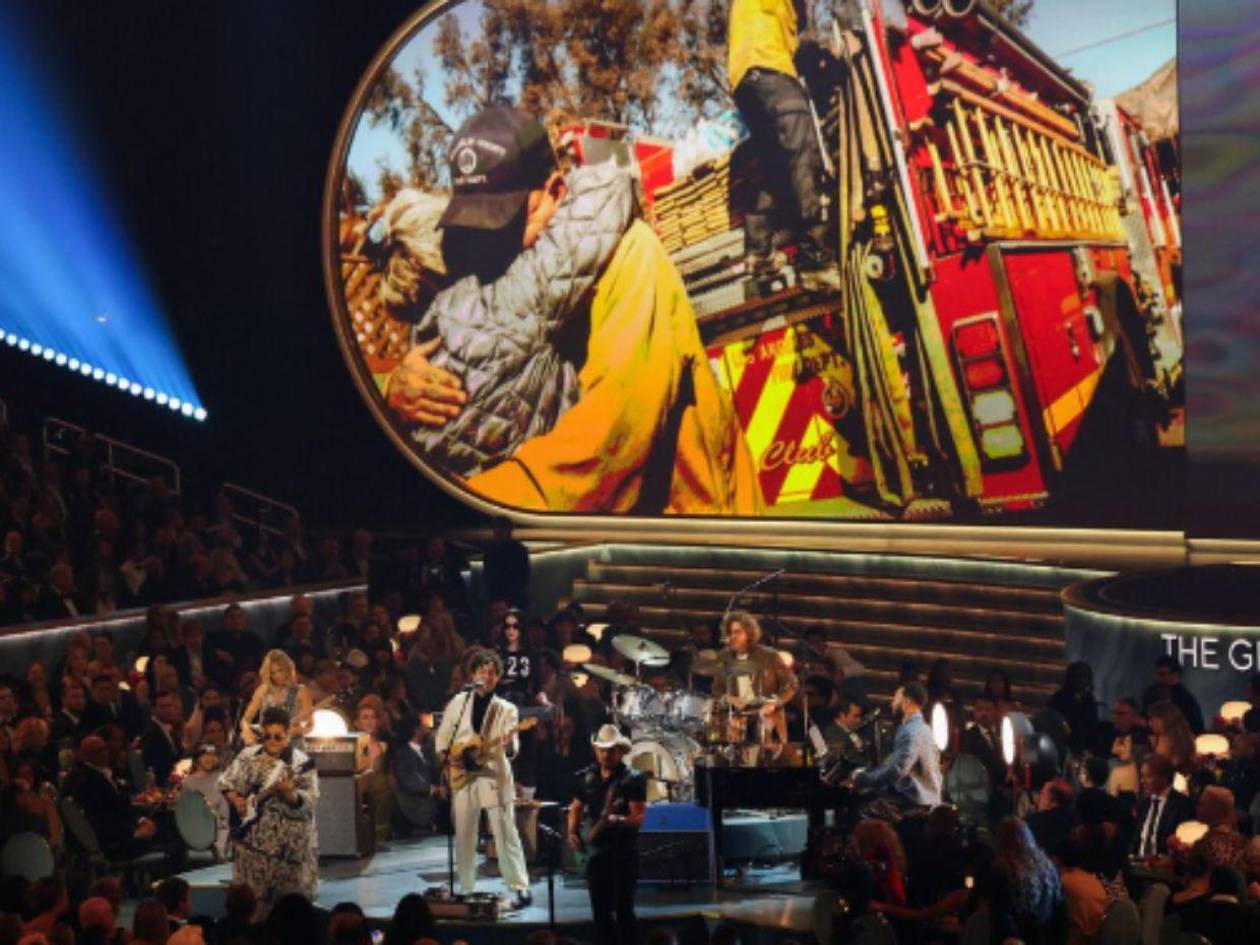 Grammys honran a los bomberos y celebran a la ciudad de Los Ángeles