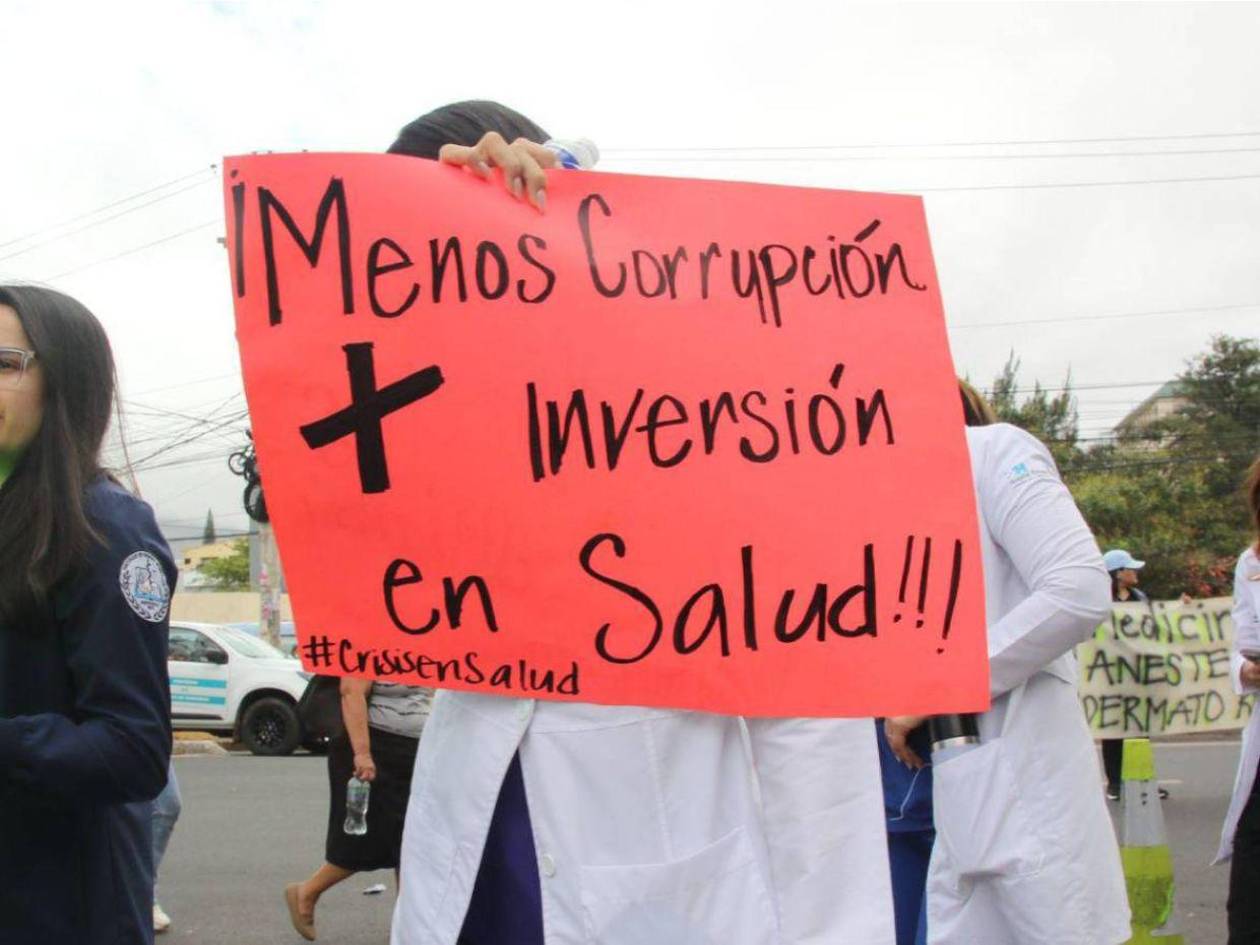 Médicos y alumnos se unen en protesta para exigir pago de sus salarios