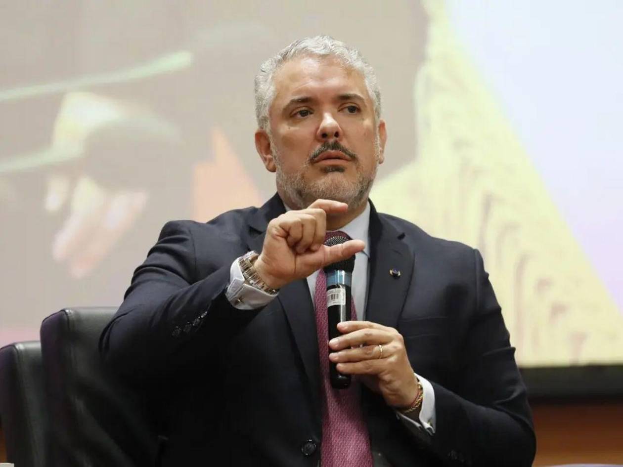 Expresidente de Colombia califica como “irresponsabilidad” decisión de Petro de rechazar vuelos