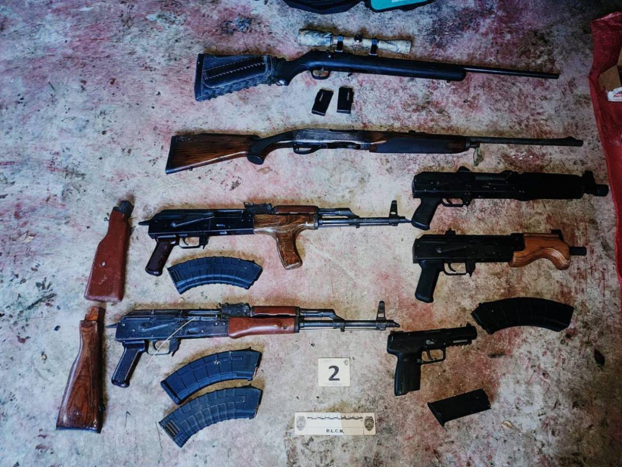 Hallan “caleta” de armas en supuestas propiedades de extraditables en Cólon