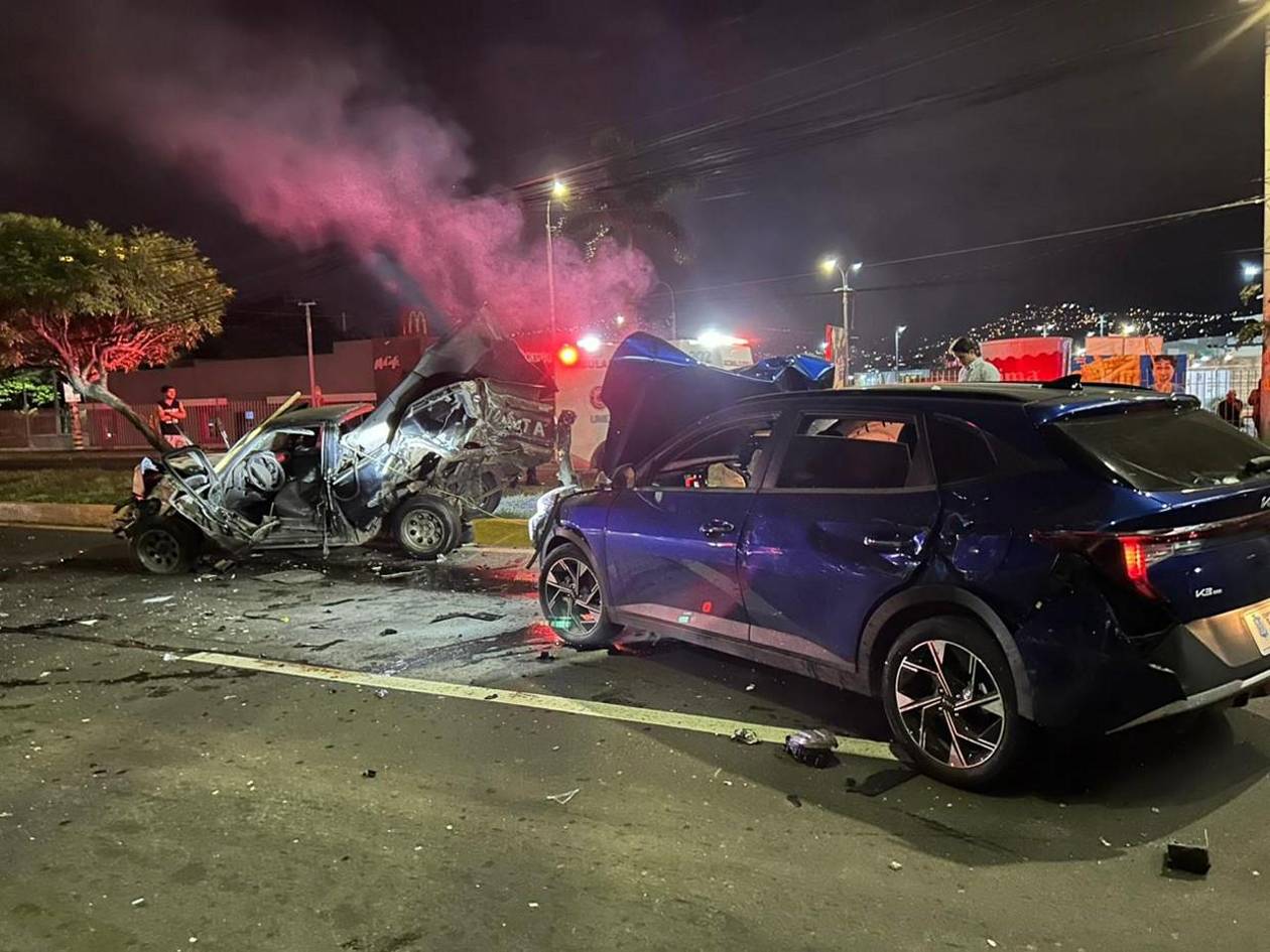 Completamente destruido vehículo tras colisión en el bulevar Fuerzas Armadas