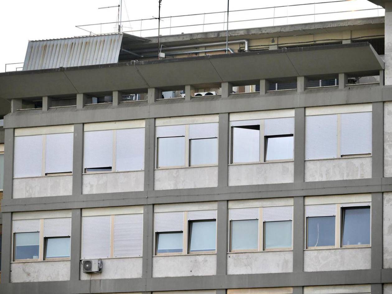 El Vaticano confirma que la hospitalización del papa se alargará