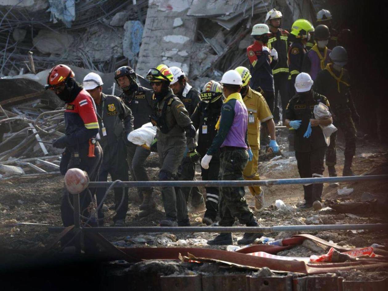Tras nueve días del terremoto, Birmania sigue encontrando cadáveres bajo los escombros