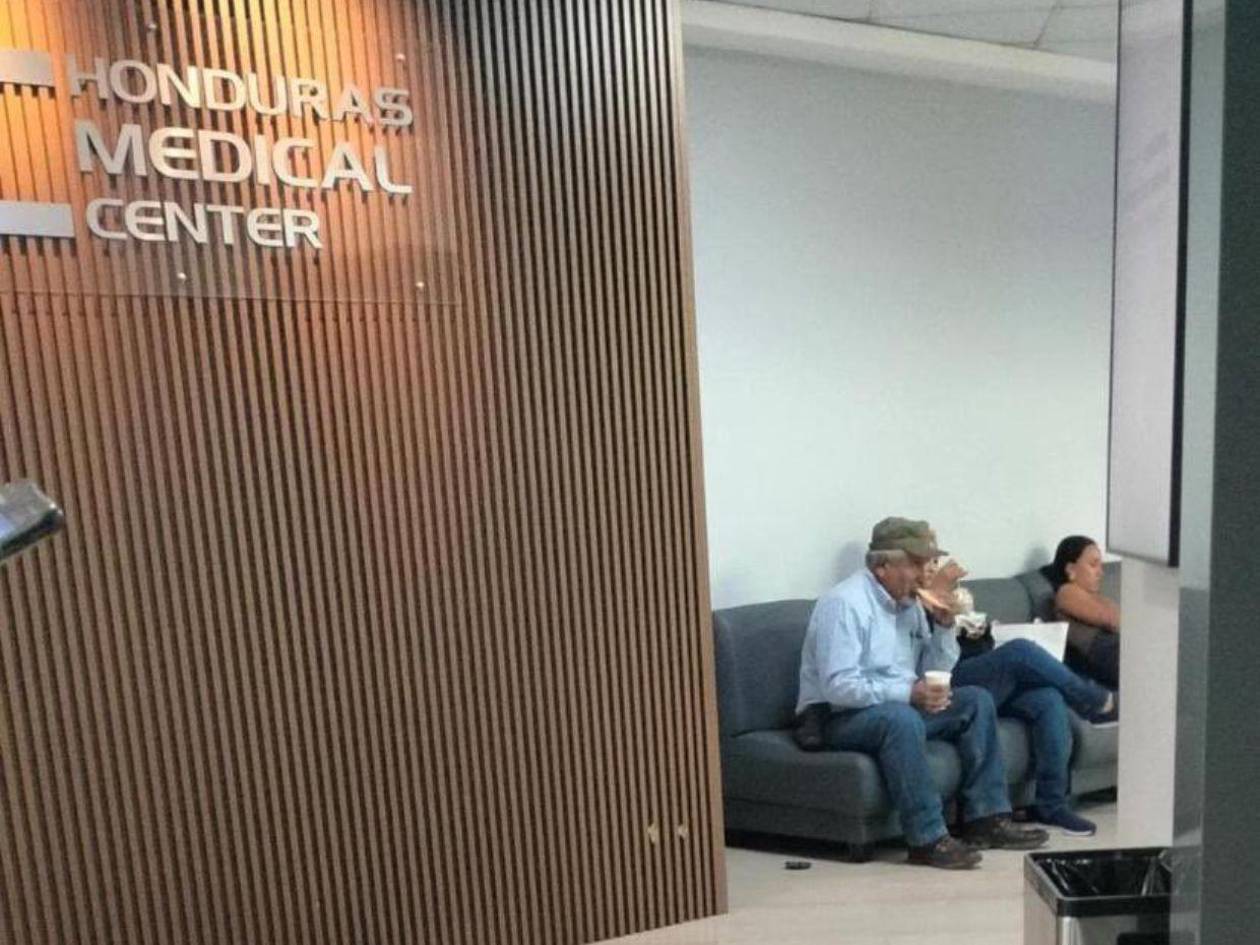 Critican a Juan Barahona tras ser captado en un hospital privado y el diputado responde