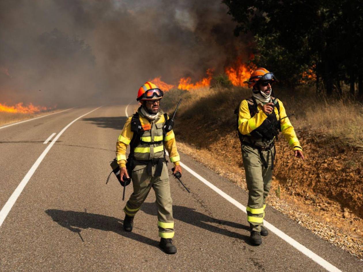 Muere un bombero y otro resulta herido al volcar una autobomba en incendio de León, España