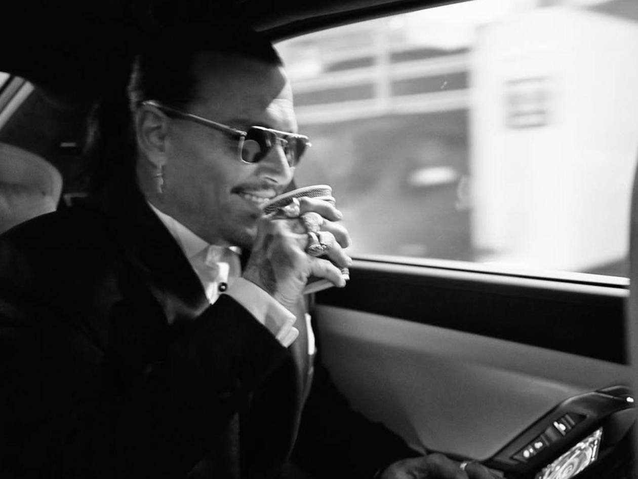 Johnny Depp visita a pacientes infantiles vestido de Jack Sparrow