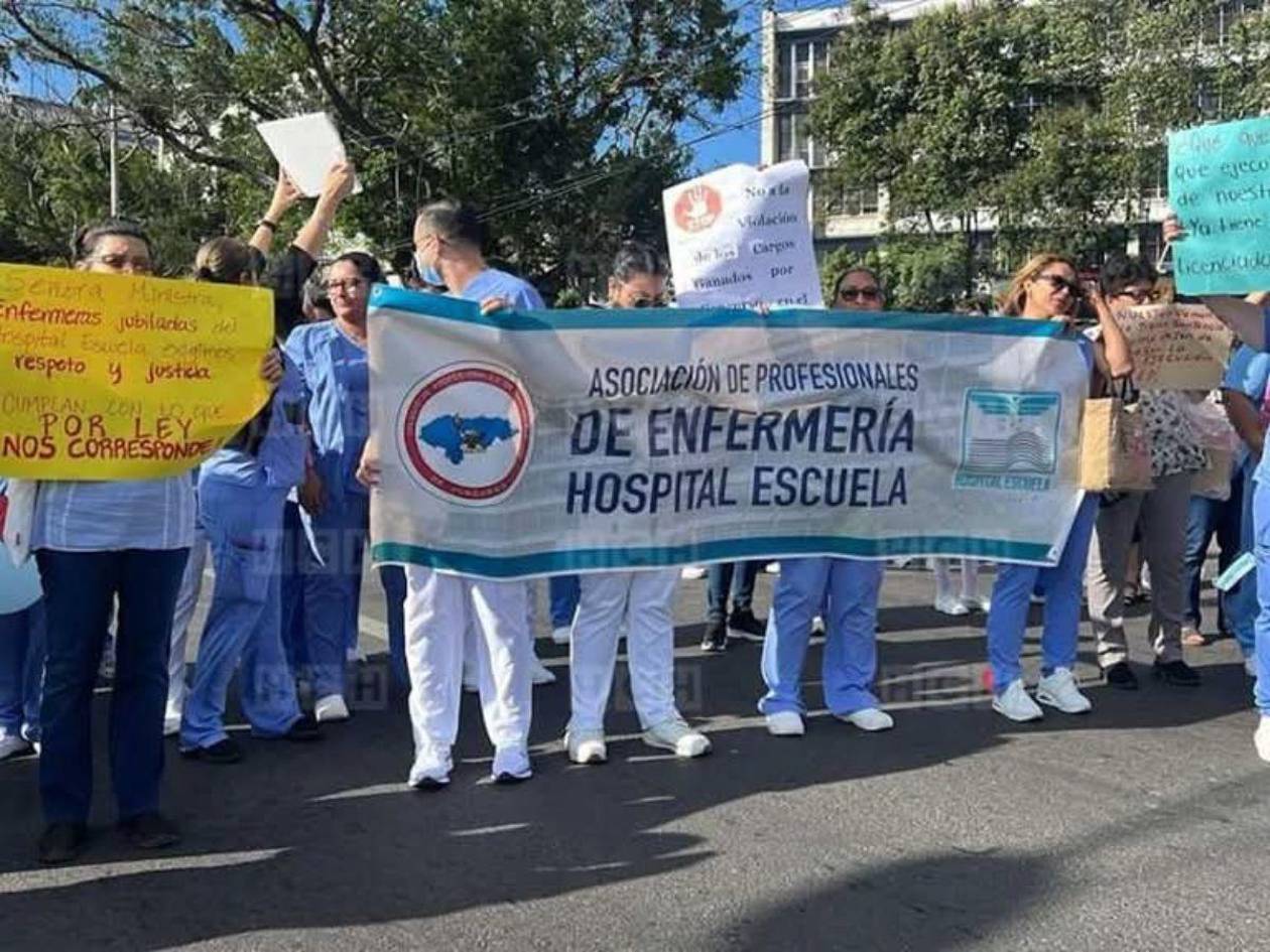 Enfermeras protestan frente al Hospital Escuela, bloqueando uno de los carriles de la zona