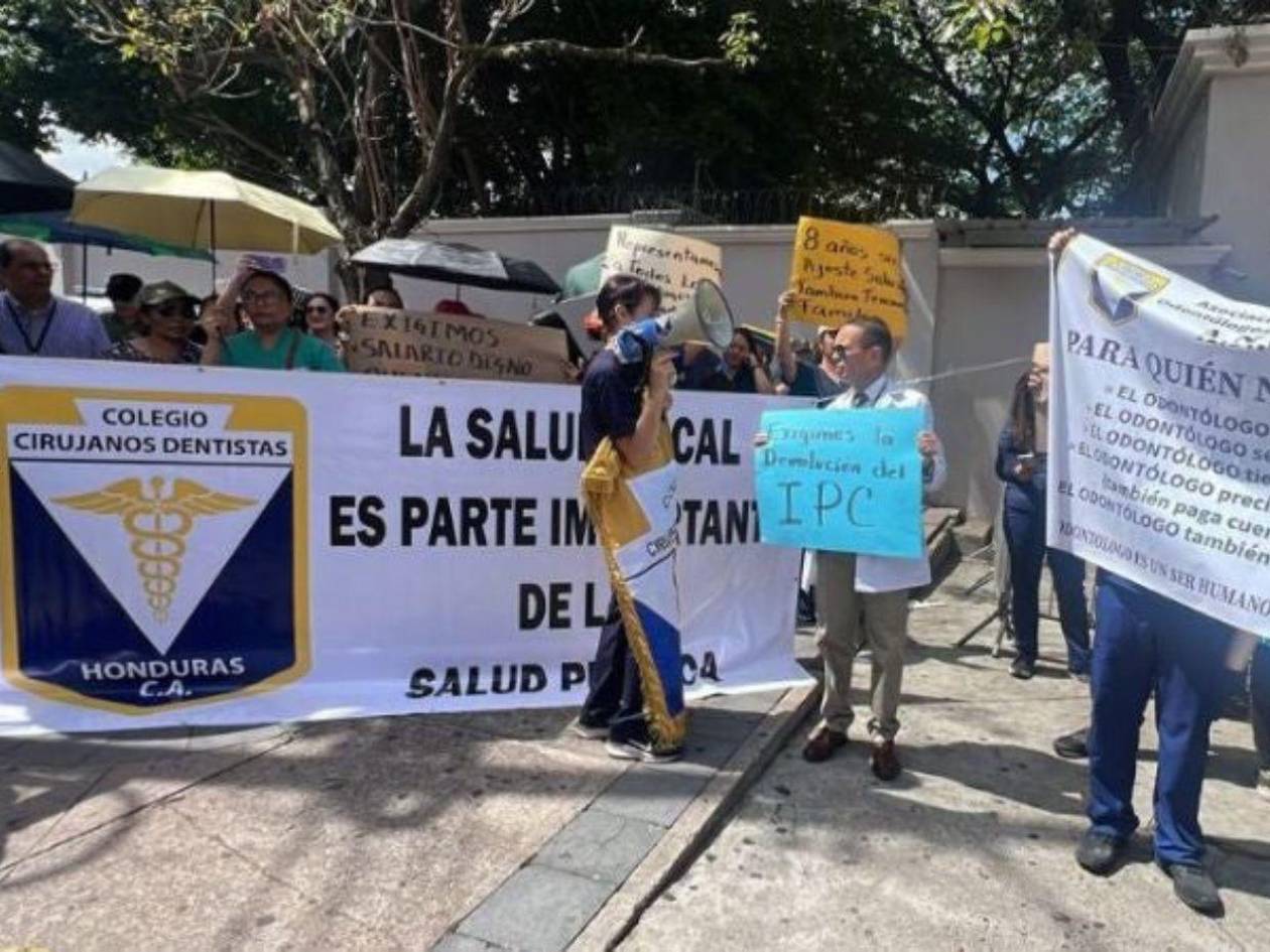 Odontólogos exigen a la presidenta Castro que se les den las mejoras salariales