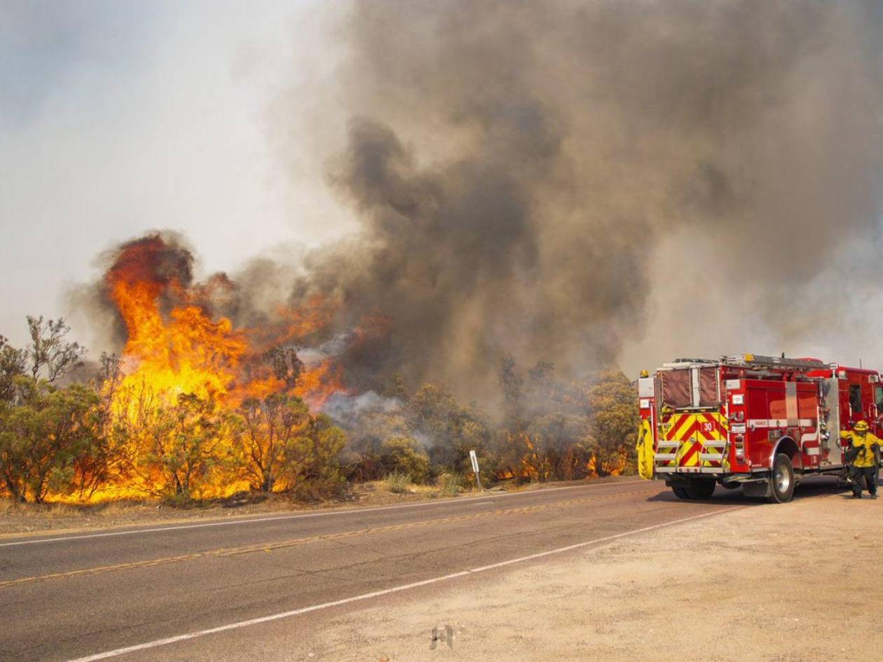 Un incendio al sur de California amenaza viviendas y deja al menos tres heridos