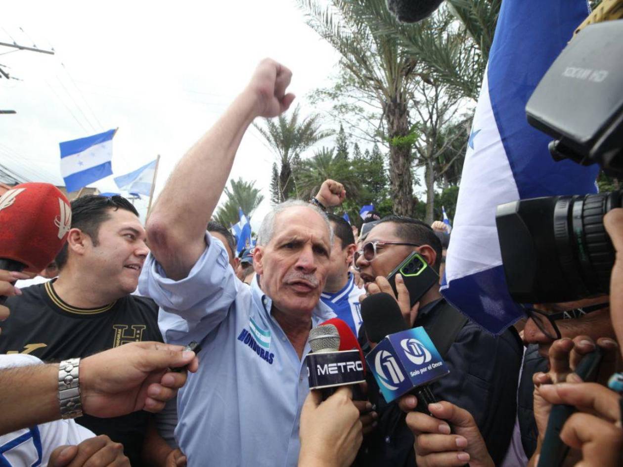 Nasry Asfura llama a defender la democracia durante marcha del Partido Nacional