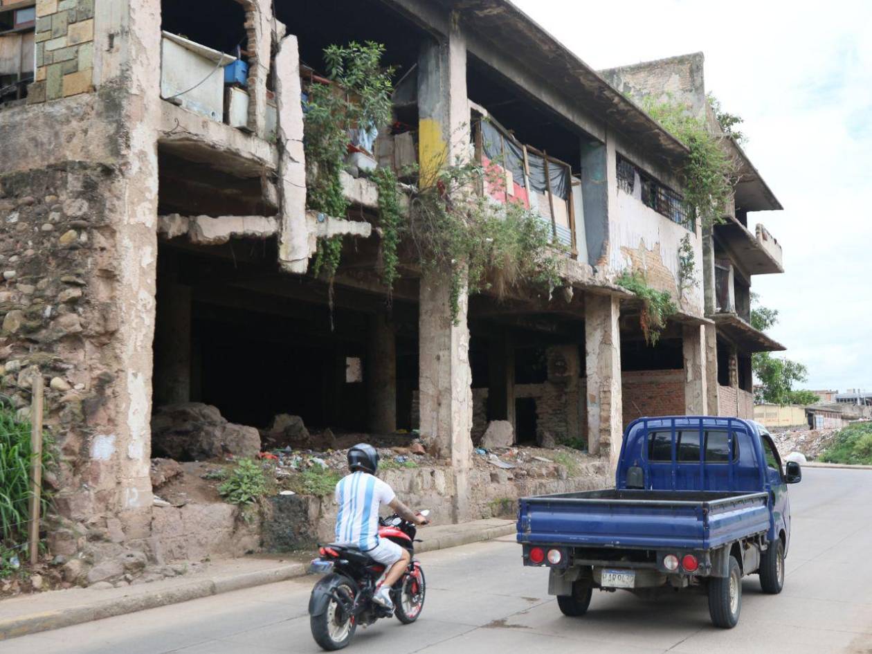 Viga colgante en edificio abandonado amenaza con caer en el centro de Tegucigalpa