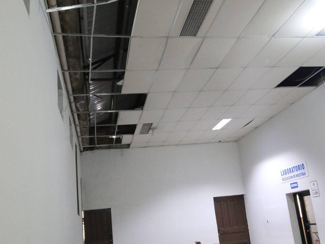 Filtraciones y techos dañados inundaron salas del Hospital General San Felipe