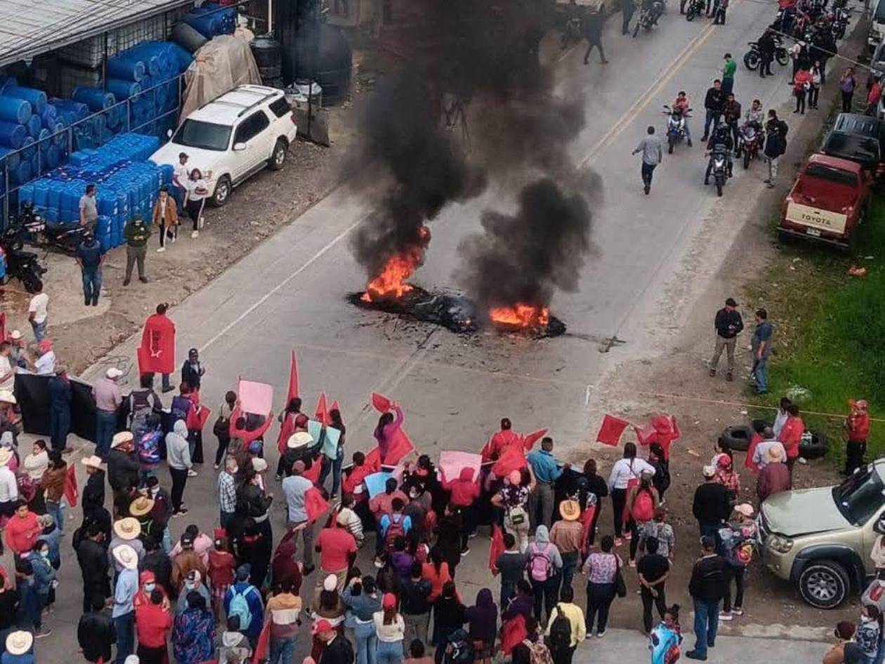Militantes de Libre protestan en Copán denunciando persecución de Carla Paredes