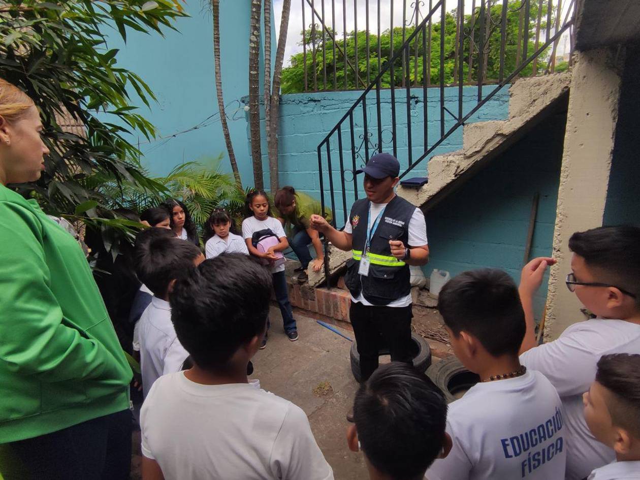 Niños de clubes ecológicos preparan huerto escolar con ayuda de la Alcaldía