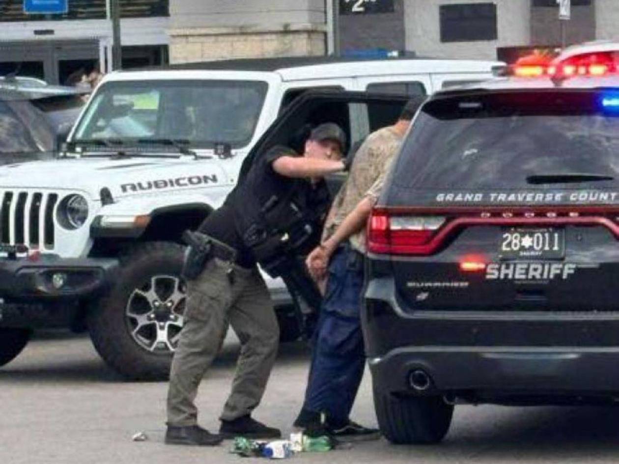 Detienen a hombre que apuñaló a 11 personas en un supermercado en Michigan