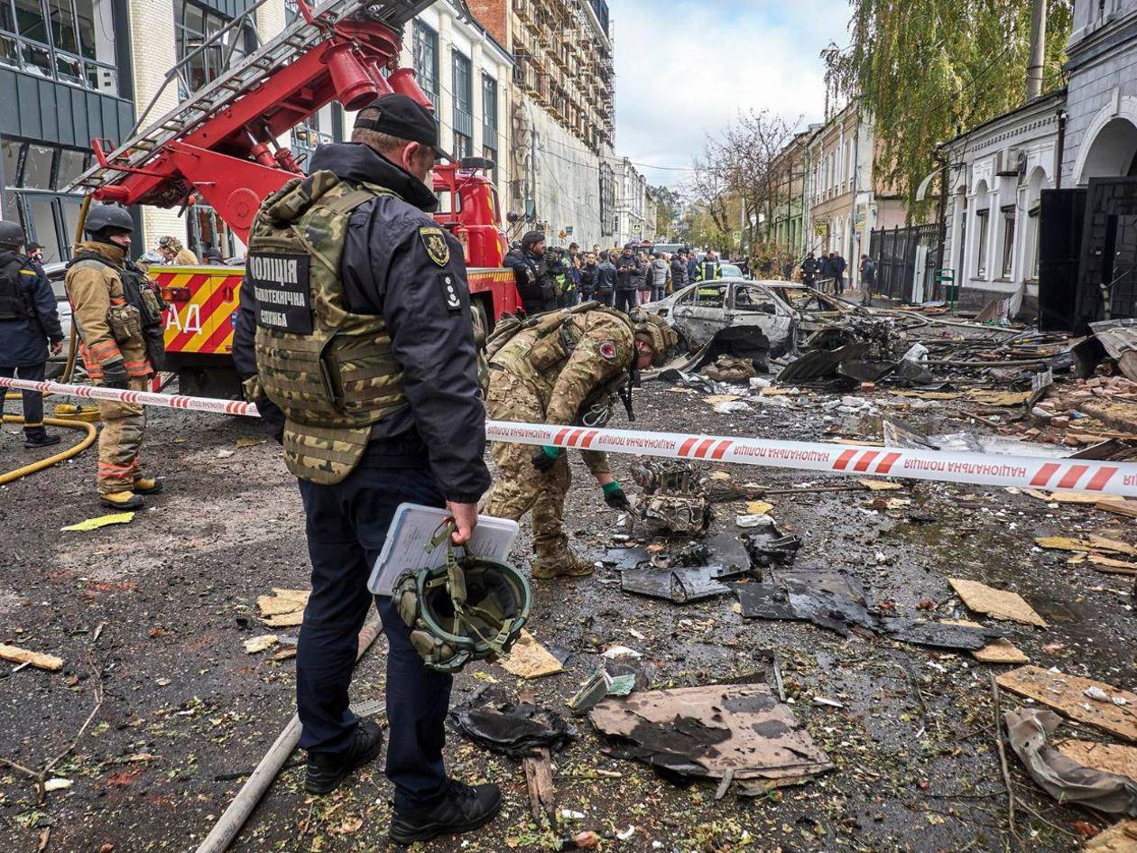 Rusia atacó Ucrania con 405 drones y 28 misiles; uno golpeó una escuela con niños