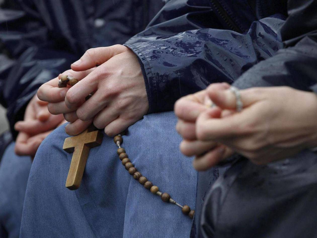 Irlanda inicia excavación de fosa con restos de casi 800 bebés