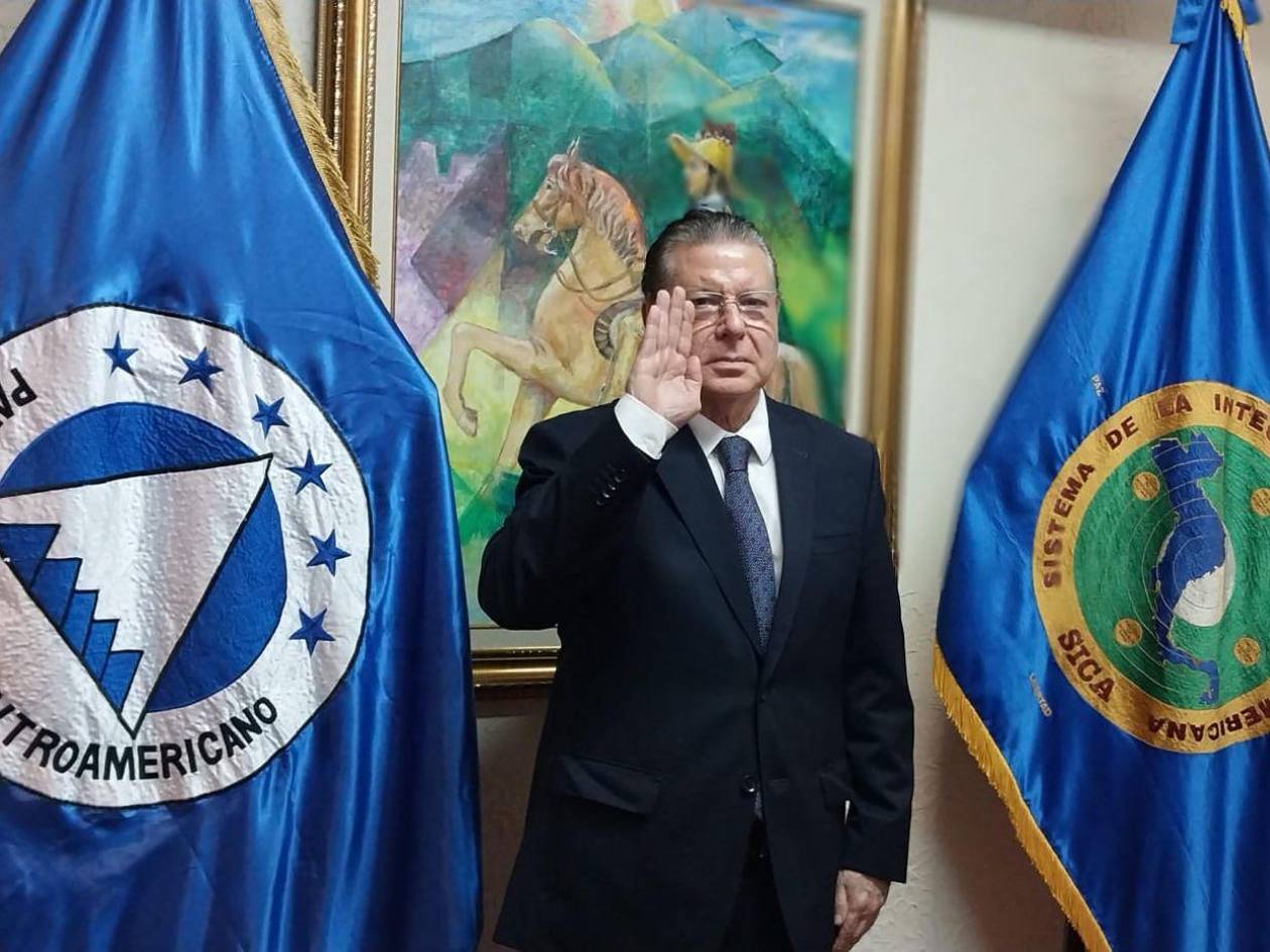 Juramentan a David Matamoros Batson como diputado del Parlacen