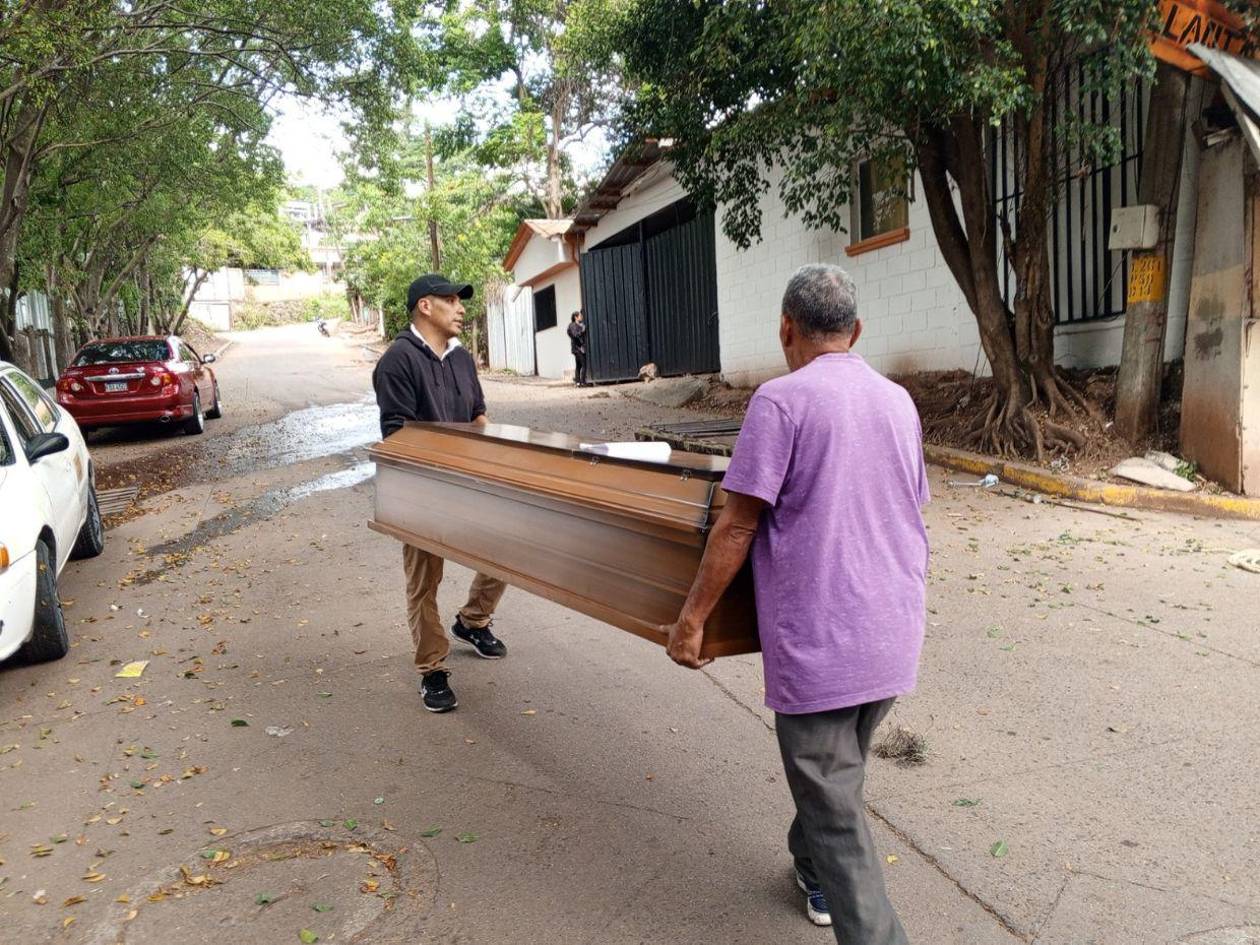 Identifican y reclaman cuerpo de hombre asesinado en el parque central de Tegucigalpa