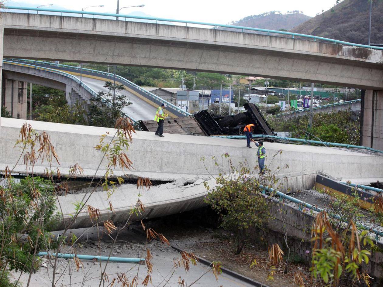 Aldana aclara que puente desnivel que colapsó no fue construido por Tito Asfura