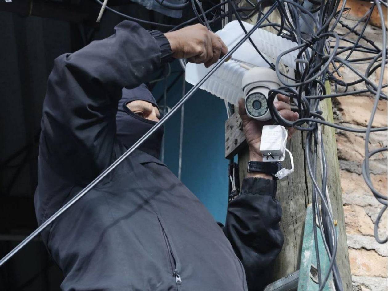 Retiran cámaras ilegales instaladas por maras en colonia de Tegucigalpa