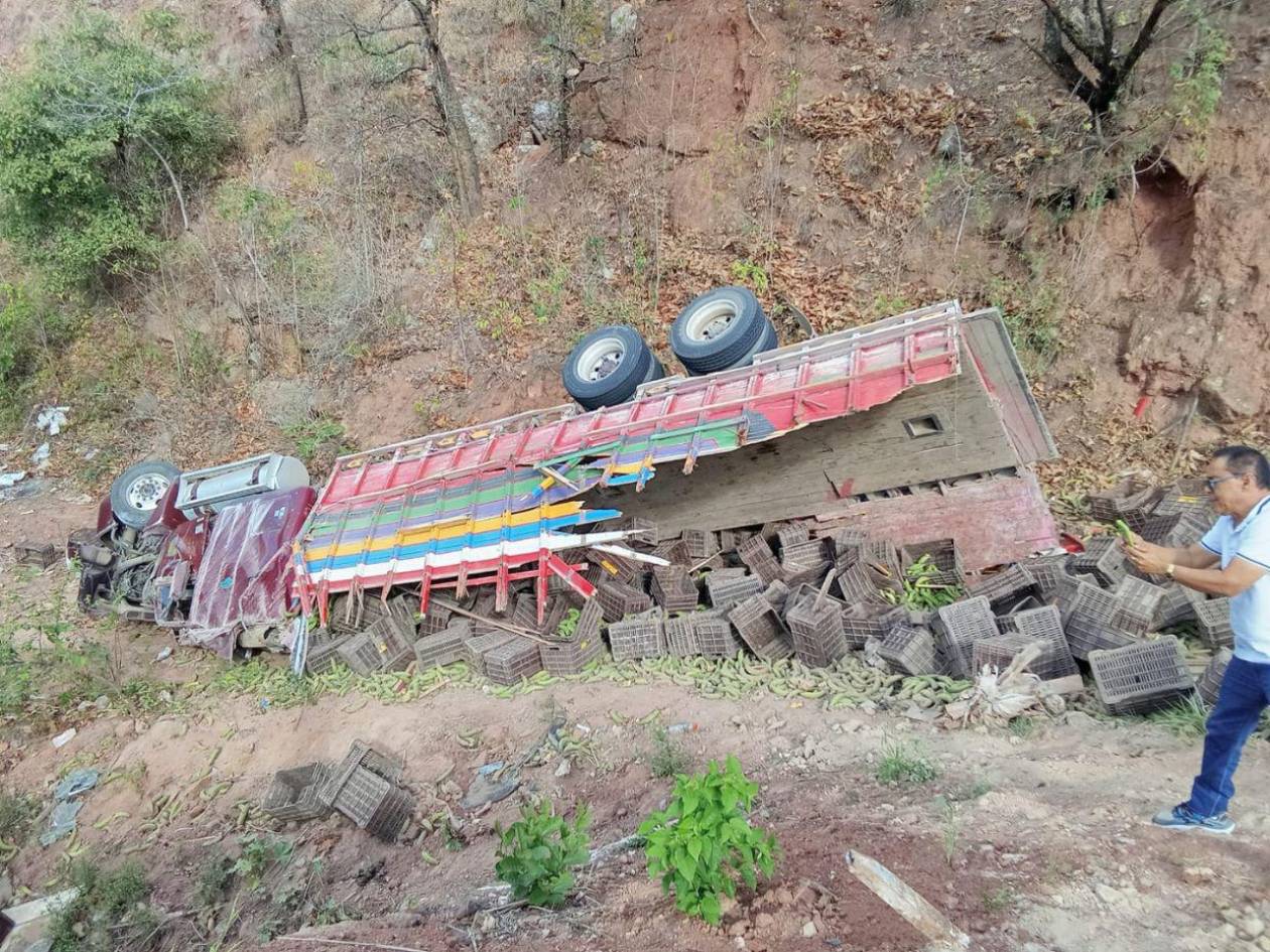 Nueve heridos deja choque entre pick-up y un tráiler en Neteapa