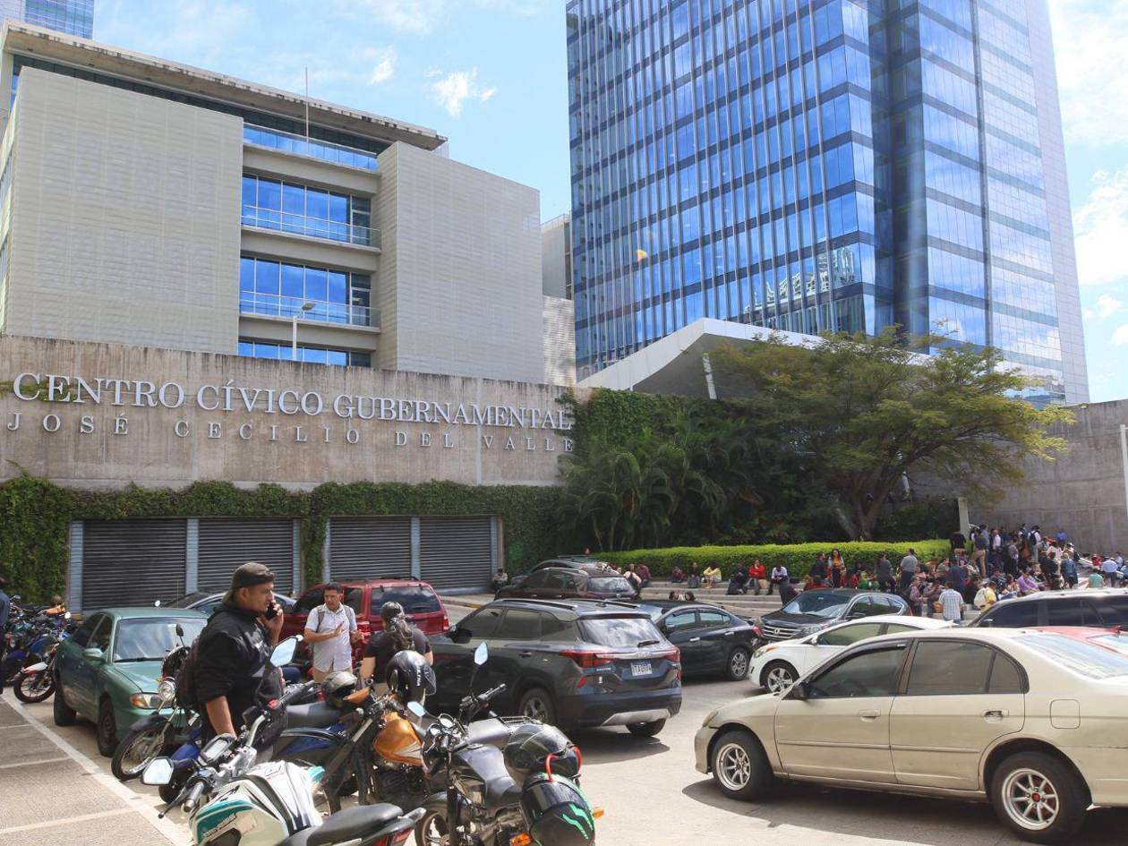 Bloqueados accesos peatonales y vehiculares al CCG tras aumento de tarifa de parqueo